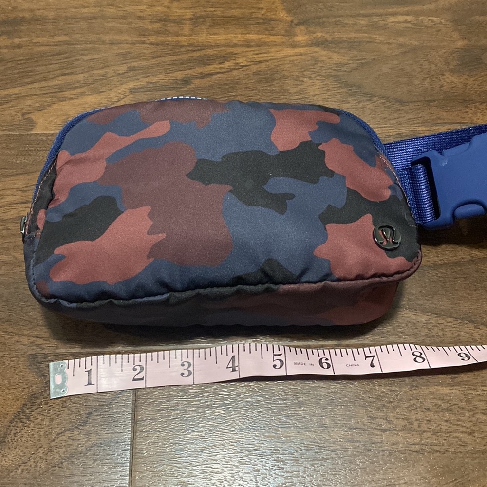 Lululemon Everywhere Belt Bag Heritage 365 Camo Smoky Red Night Sea Multi - Picture 6 of 10